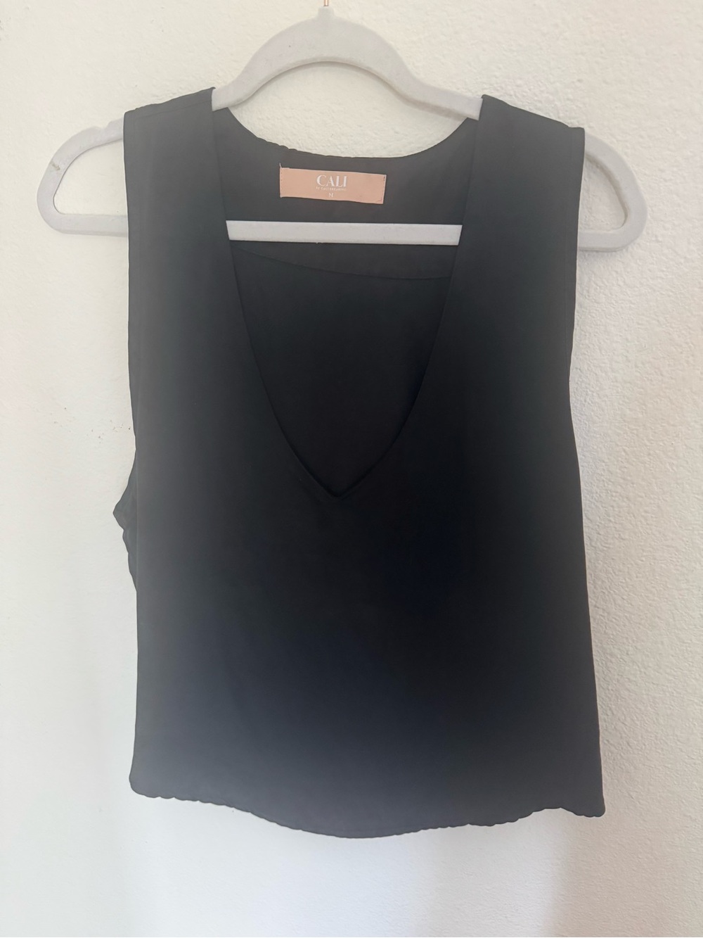 CALI DREAMING Black V-Neck Sleeveless Top
